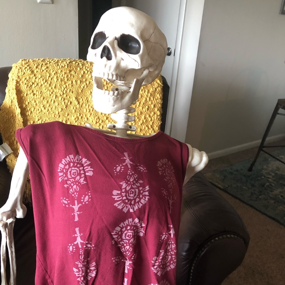 Size L maroon women’s graphic tank